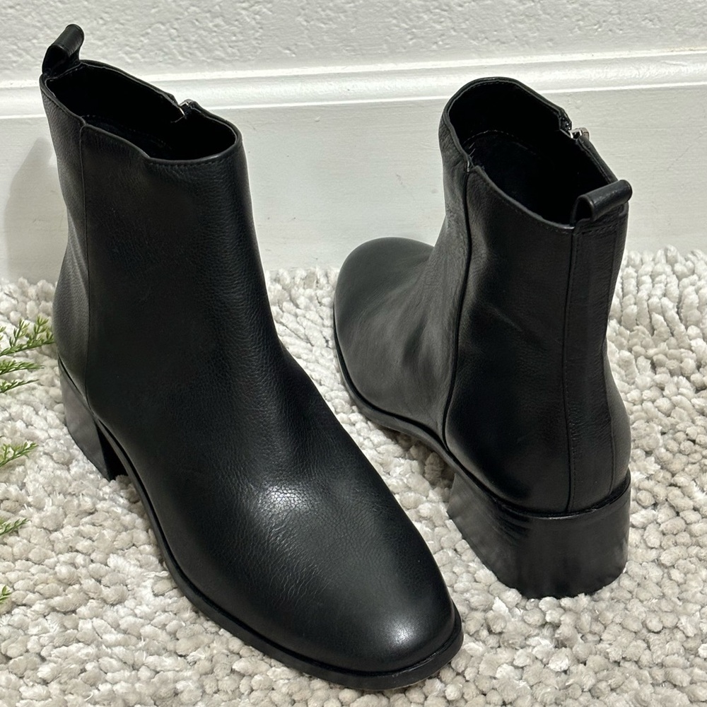 Vince Camuto Woman JERLINDI Ankle Bootie Size: 9.5M